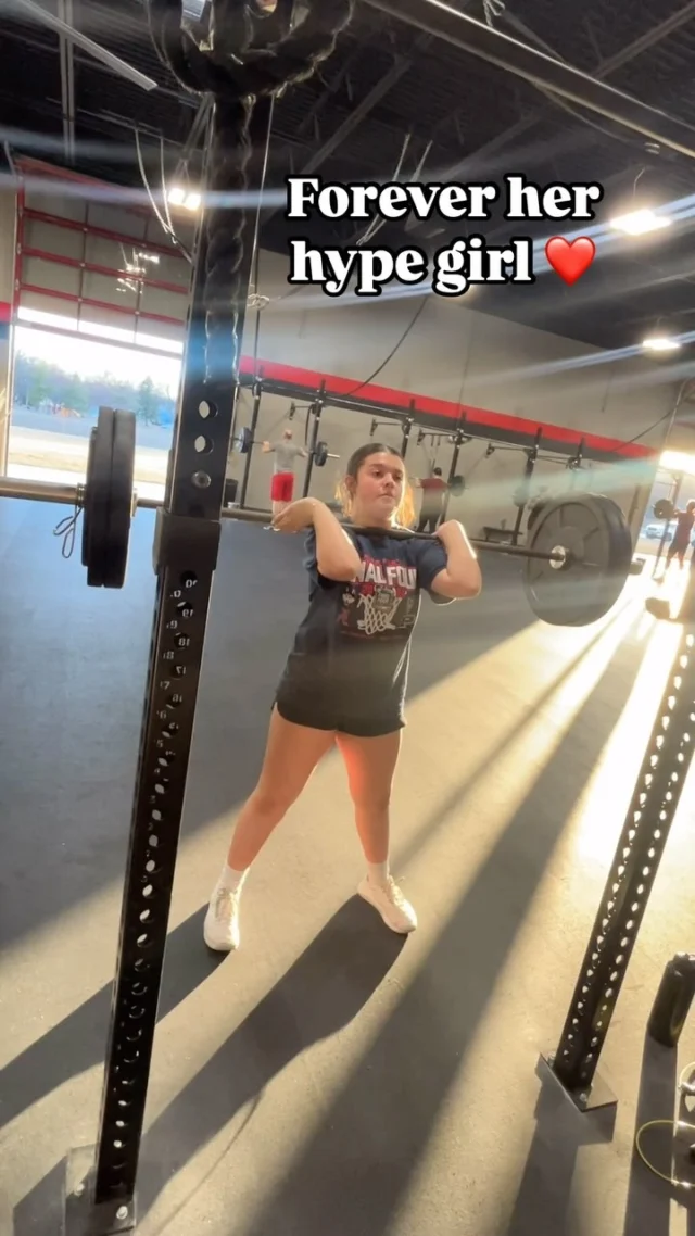 Her dedication inspires me! 💪🏽🤩 
#crossfit #girlswholift #betterthanyesterday #strongereveryday #hype #momlife